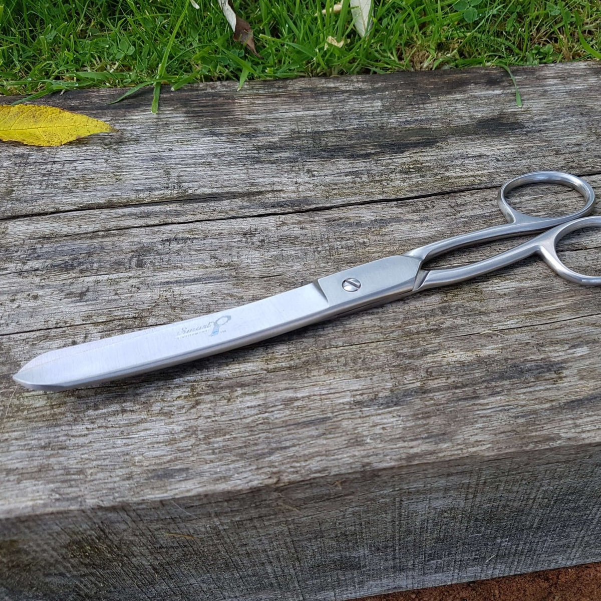 Licht gebogen fetlockschaar met breed blad voor het netjes bijwerken van hielen en onderbenen