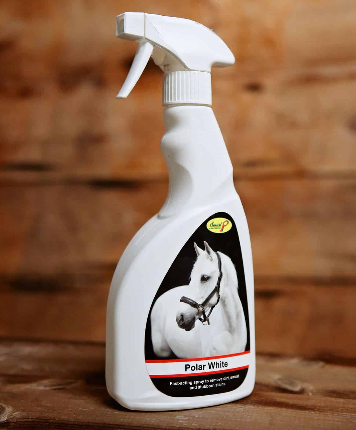 Vlekverwijderende spray die stal- en grasvlekken op witte sokken en bevedering laat verdwijnen