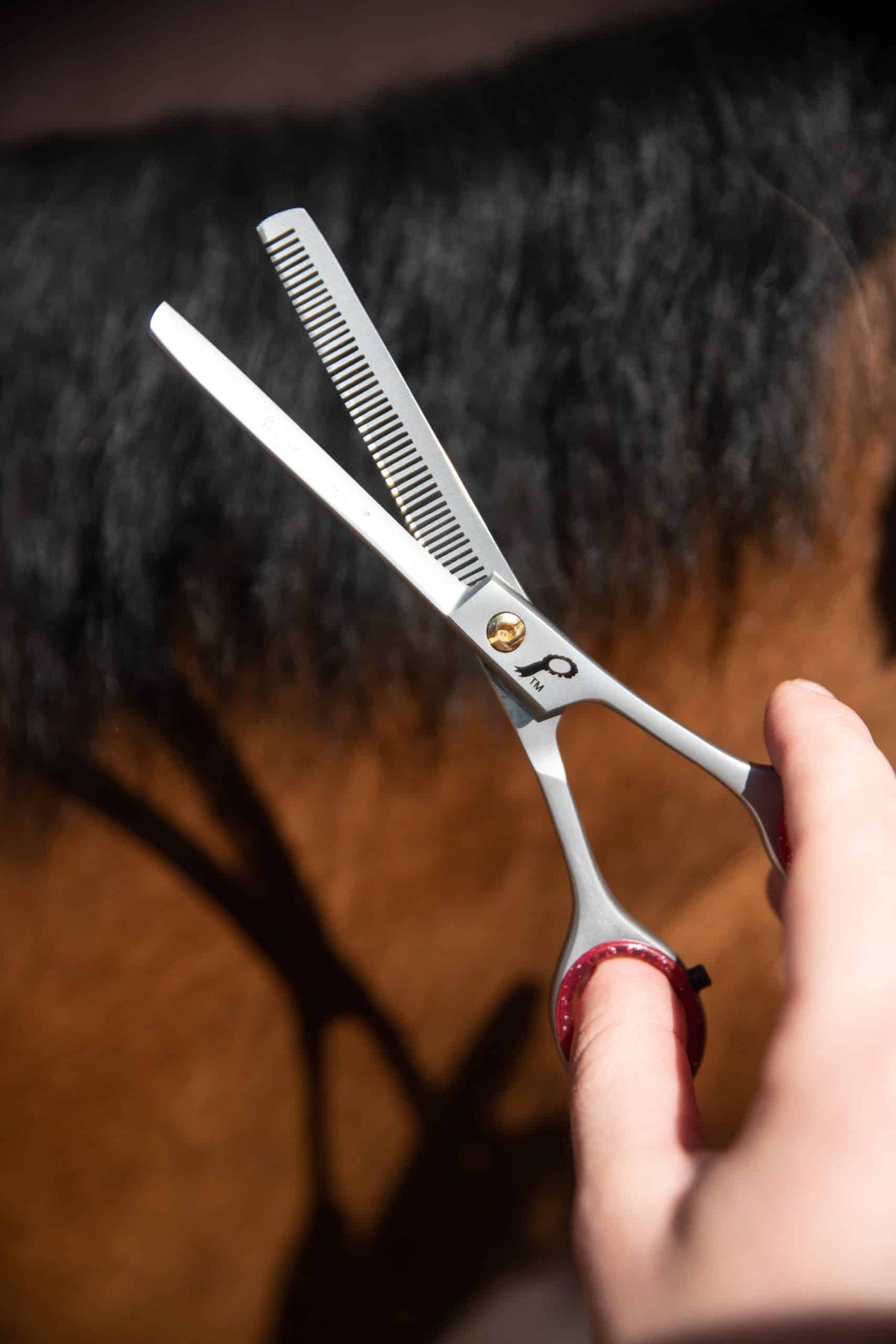 Professionele uitdunschaar van 15 cm met rode rubber grips voor het uitdunnen van dikke manen en staarten