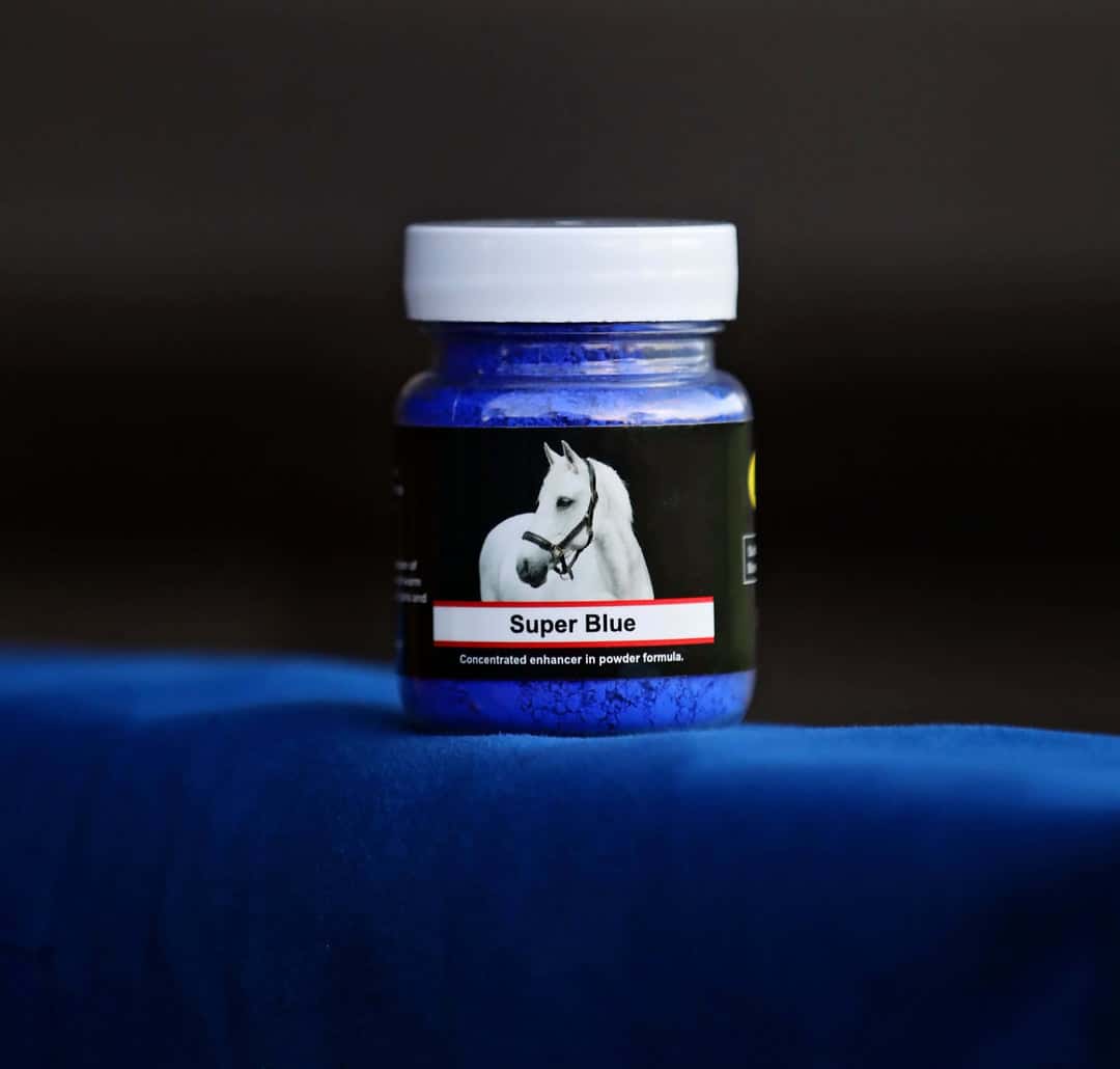 Blauwpaars whitening poeder dat als final rinse gele verkleuring uit witte vacht en manen haalt